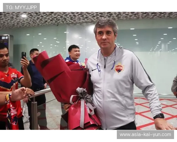 德甲赛场暖心一幕：球迷高举致敬传奇横幅