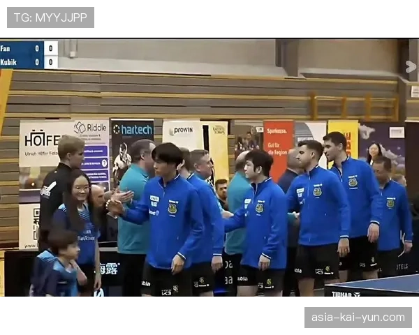 特写：暖心一幕，比赛因球迷突发疾病暂停，双方队医联手施救